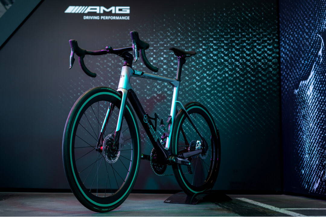 Mercedes AMG Petronas Formula One Team V13 SRAM RED AXS Road Bike n Mercedes AMG F1 Bikes